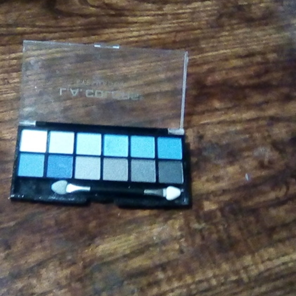 Makeup - Picture 1 of 2